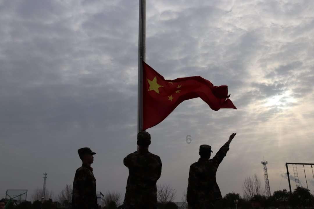 “我爱你”这种话，其意义深刻。在女人那里，就是说着玩的，轻松之至。而男人那里，却重如泰山。何也？